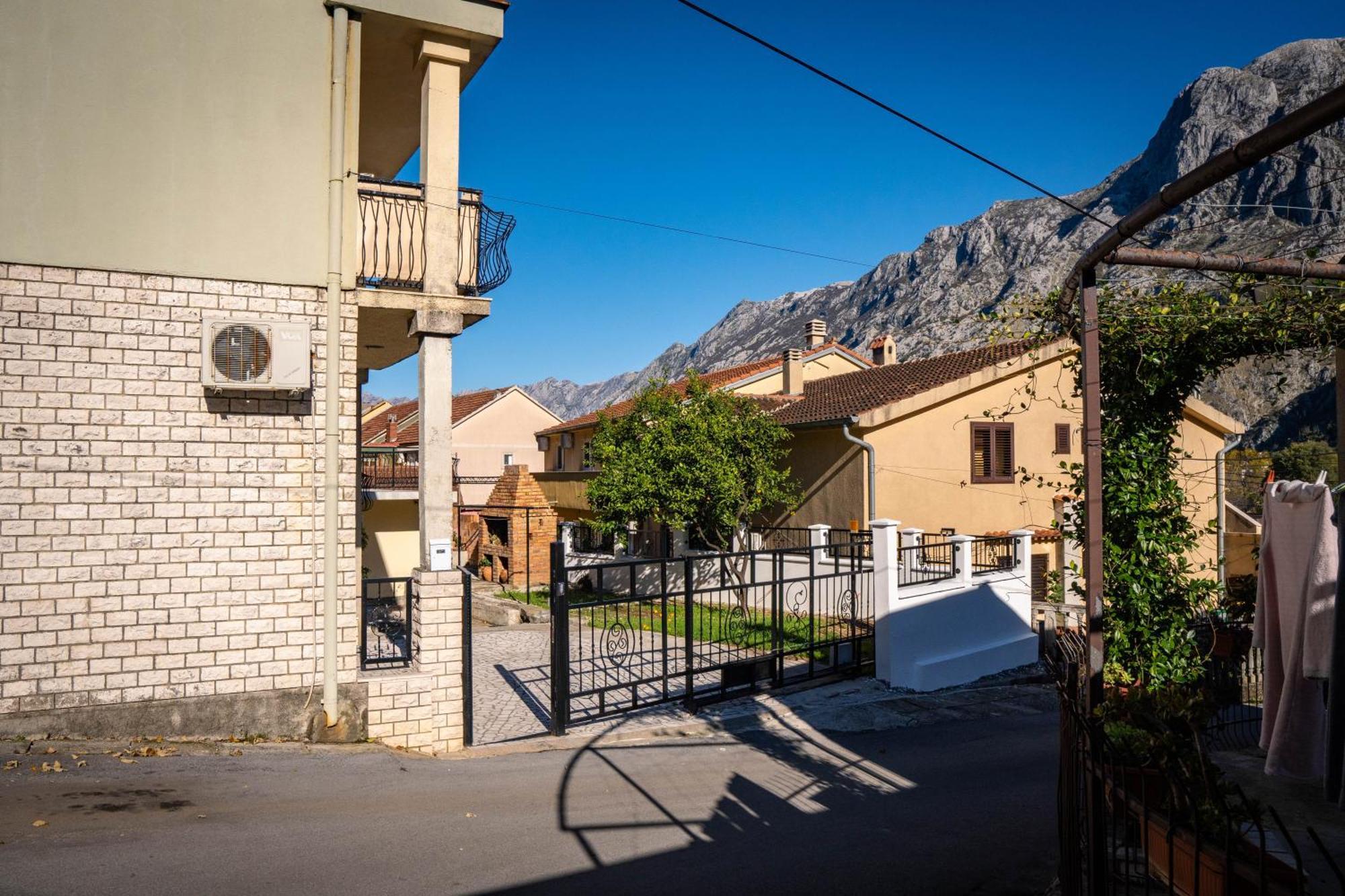 Ferienwohnung Bugi Kotor Exterior foto